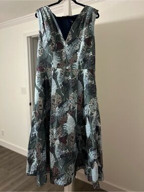 Sleeveless V-Neck Floral Jacquard Dress in Teal